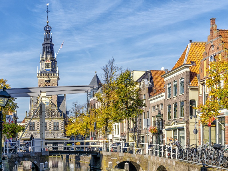 Historisch centrum van Alkmaar met het Waaggebouw en grachten, nabij Amrâth Hotel Alkmaar.